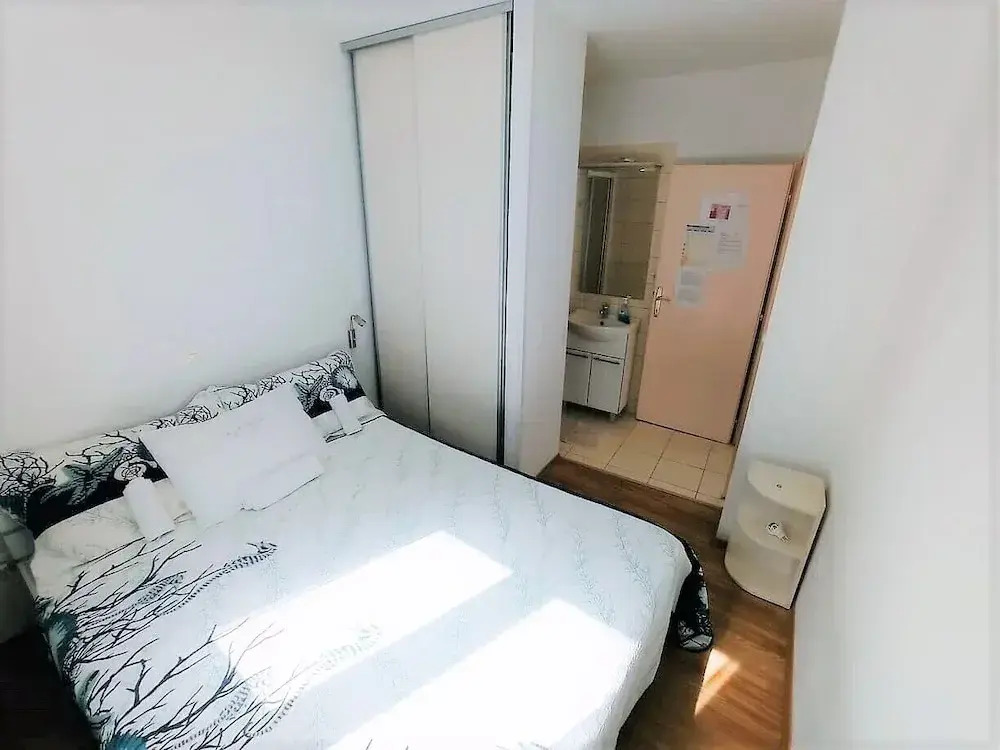 Cute apartment in stone house near sea