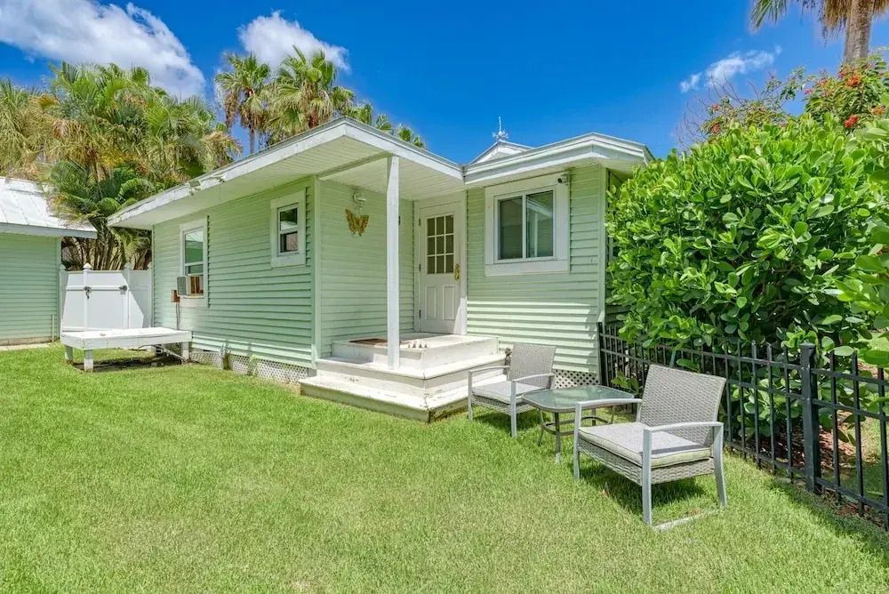 Cottage Haven-One Minute Walk To The Beach-Private Yards-Keyless Locks