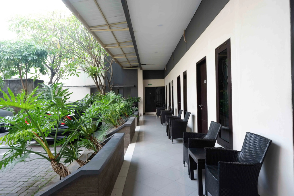 Urbanview Hotel Solo Tiara