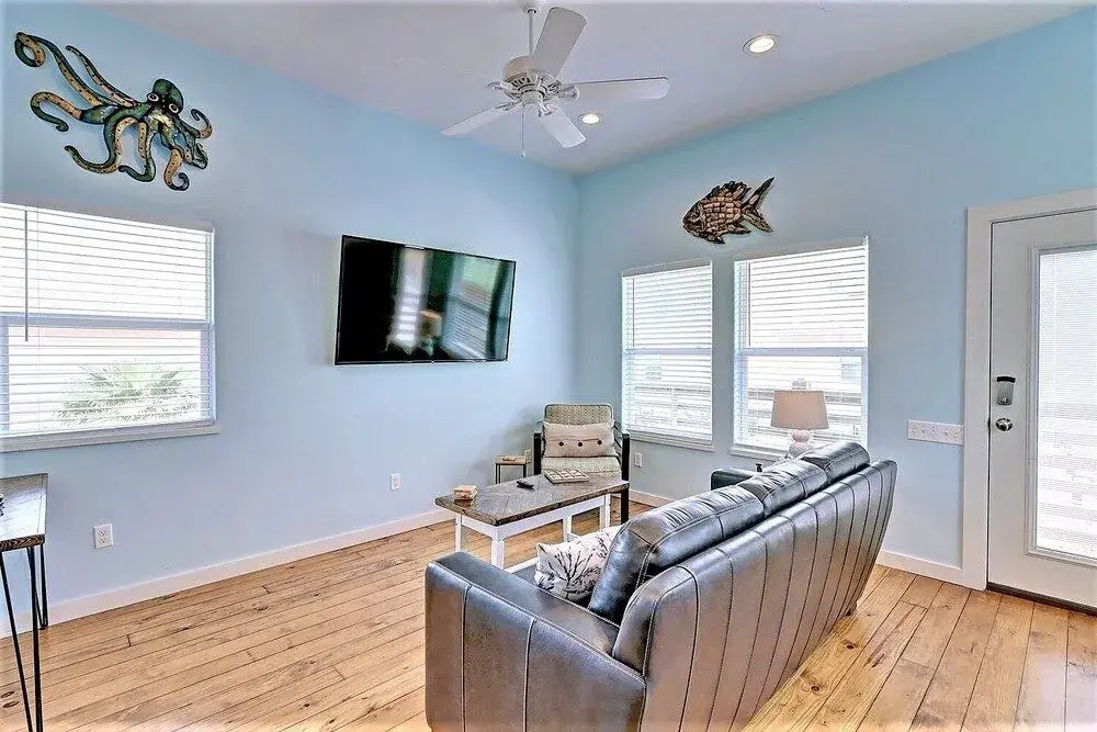 Mary Lou's Hideout 2 Bedroom Bungalow by Redawning