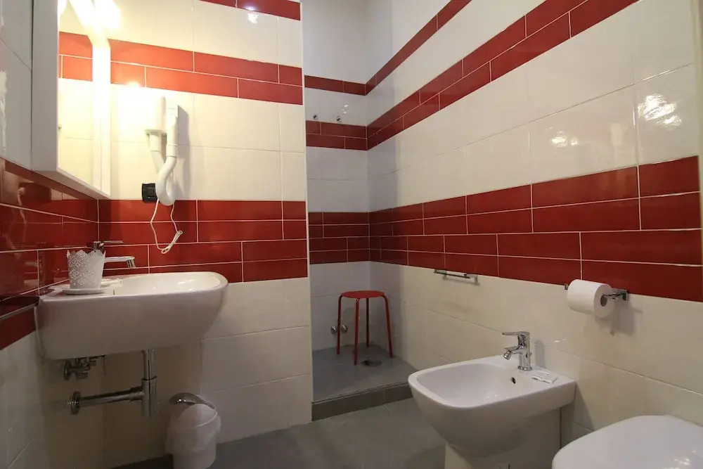 "7 SORELLE B&B" camere in pieno centro città con bagno privato, FREE HIGH SPEED WI-FI, NETFLIX