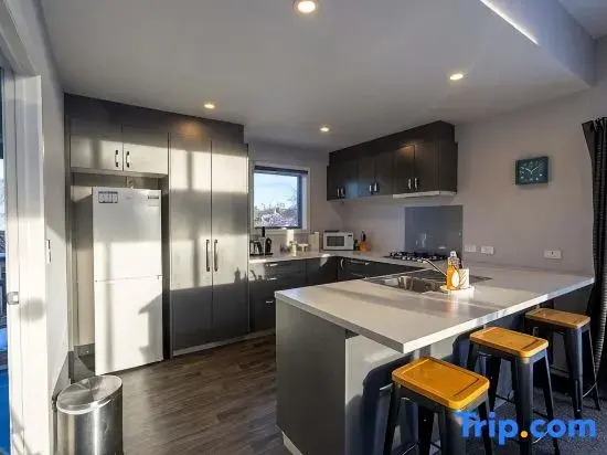 Capricorn - 2BR Easy Drive to Dark Sky Dining