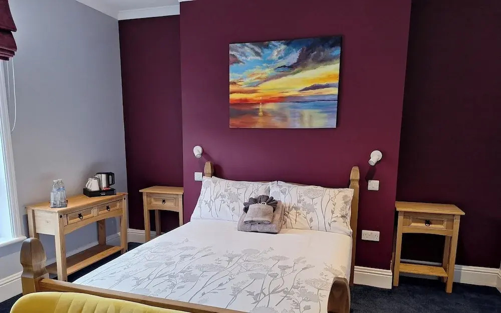 Comfortable and Spacious Double En-suite Room