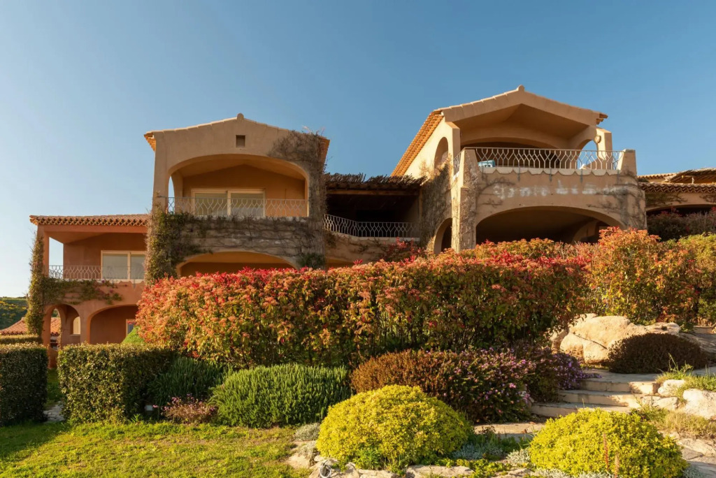 it has 1 bedroom communicating with living room with sofa bed, kitchen, large terrace (with table an-SHERDEN BILO 8
