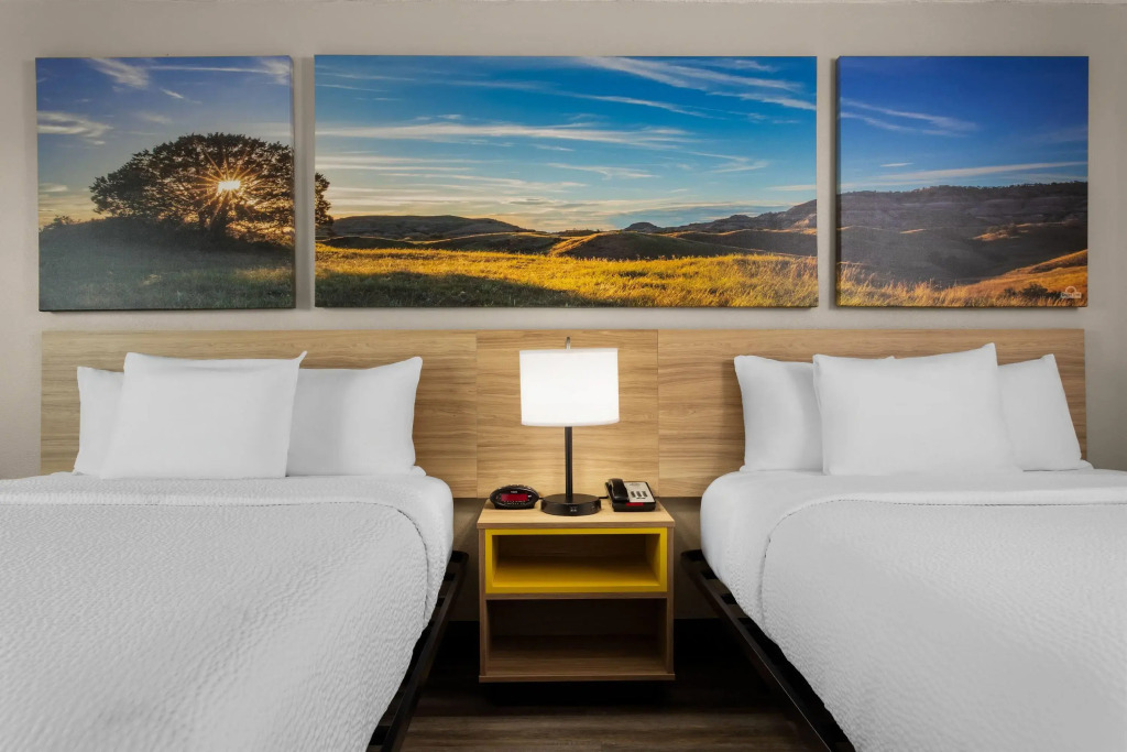 Days Inn and Suites by Wyndham Hammond, IN