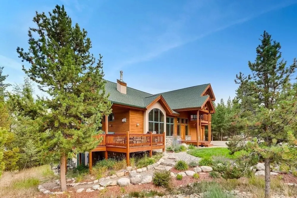 Perfect For Your Family Vacay With Private Hot Tub! 4 Bedroom Home by RedAwning