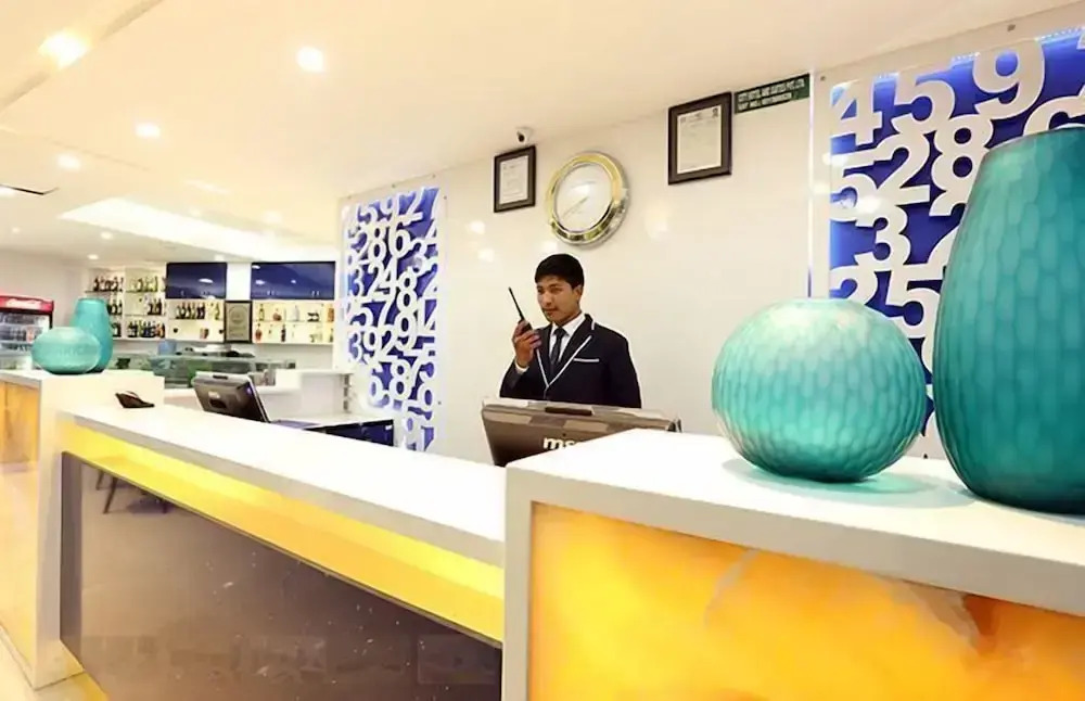 City Hotel & Suites