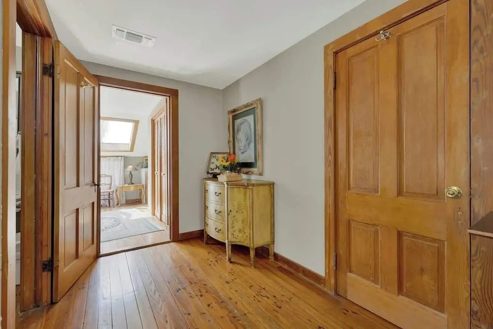 East Suite in Gillespie House -steps to Main Street!