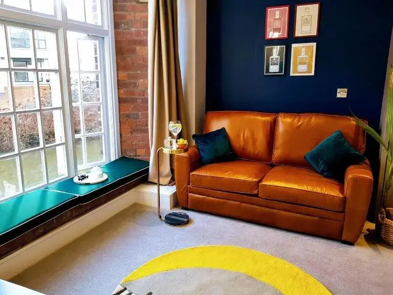 Cocoa Lily - River fronted studio with secure parking