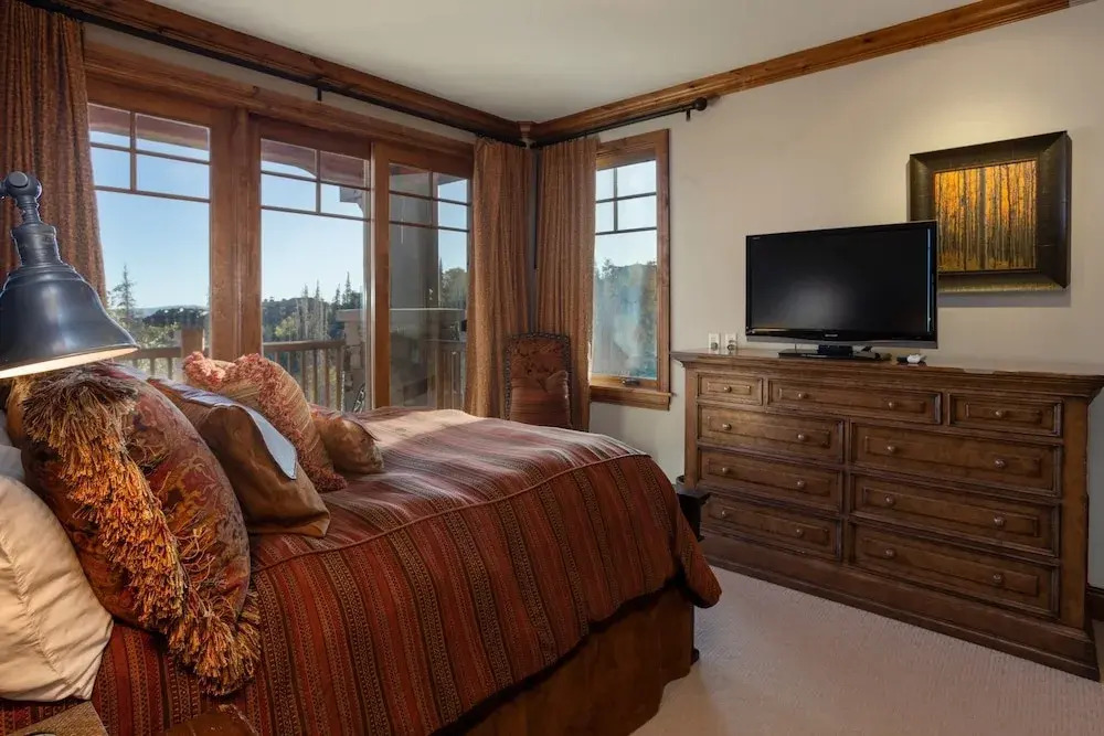 Grand Lodge - Three Bedroom #301 - Ski-in/ski-out 3 Condo