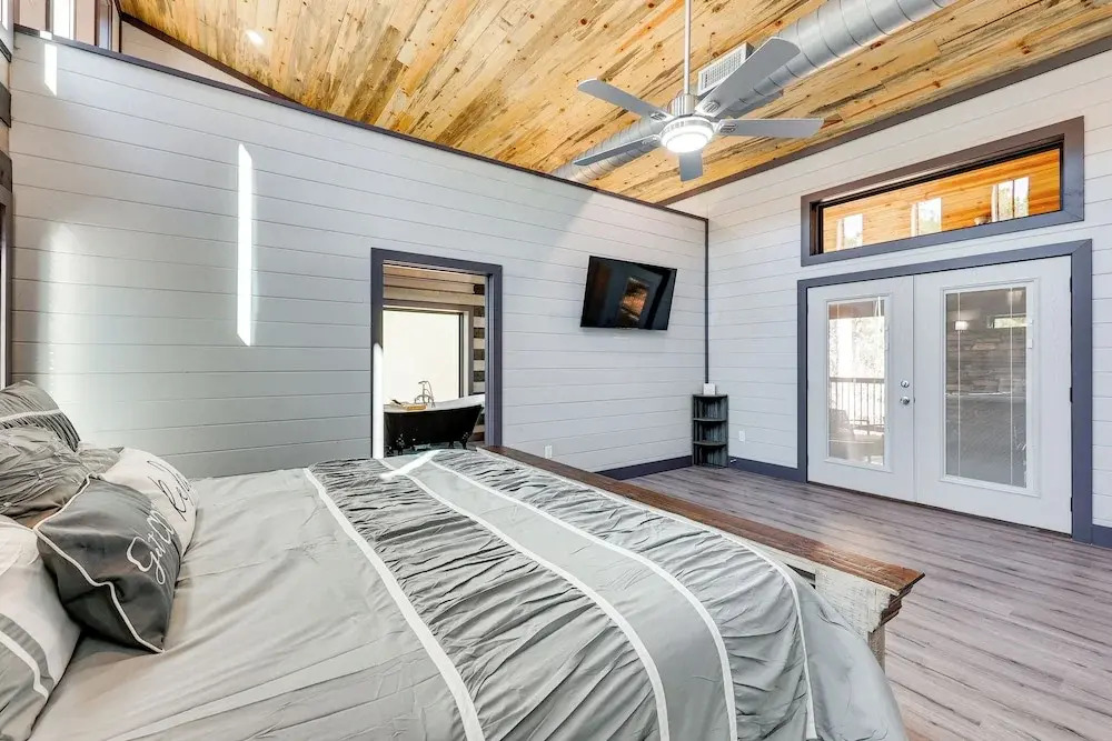 Near New Casino: Broken Bow Cabin w/ Hot Tub