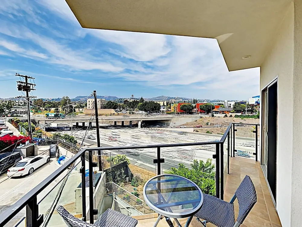 5537 Los Angeles - 2 Br Apts