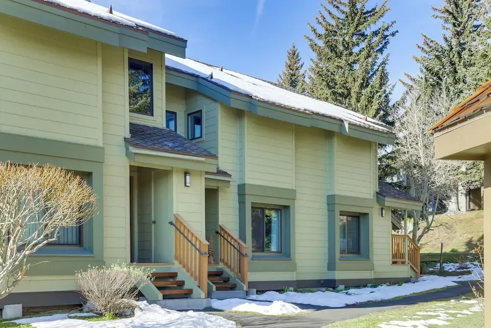 2 Mi to Eagle Lodge! Multi-level Haven w/ Hot Tub