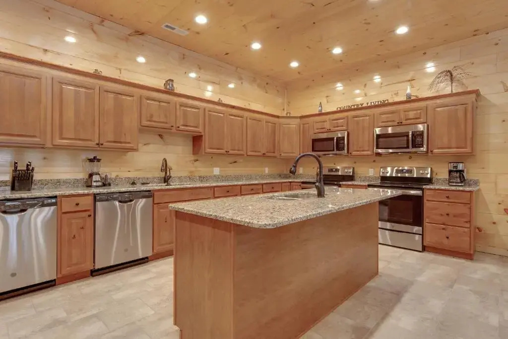 Smoky Mountain Splash, 6 Bedroom, Private Pool, WiFi, Pool Table, Sleeps 18