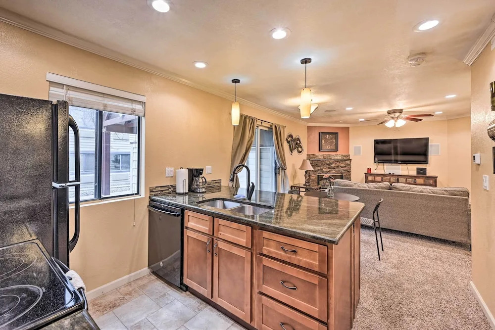 Condo w/ Patio & Pool Access in Greenwood Village