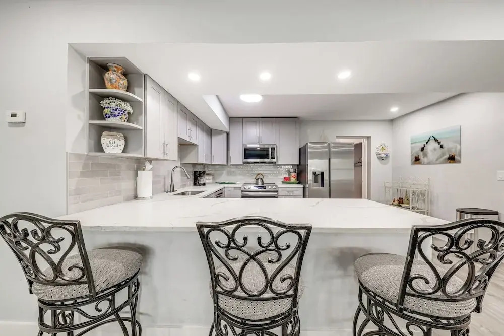 1 Mi to Beach: Sunny Lantana Cottage w/ Pool!
