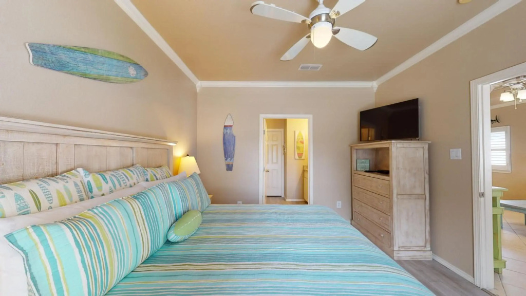 SFH201 Newly Renovated Ground Floor Townhome, Shared Pool, Near Beach