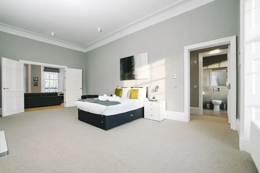 JOIVY Apartments - Huge 5* Georgian Apartment - Great Location