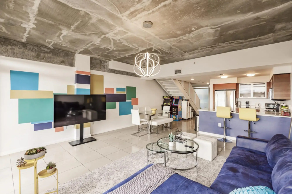 Hang Ten- Large Townhome, lux amenities, parking