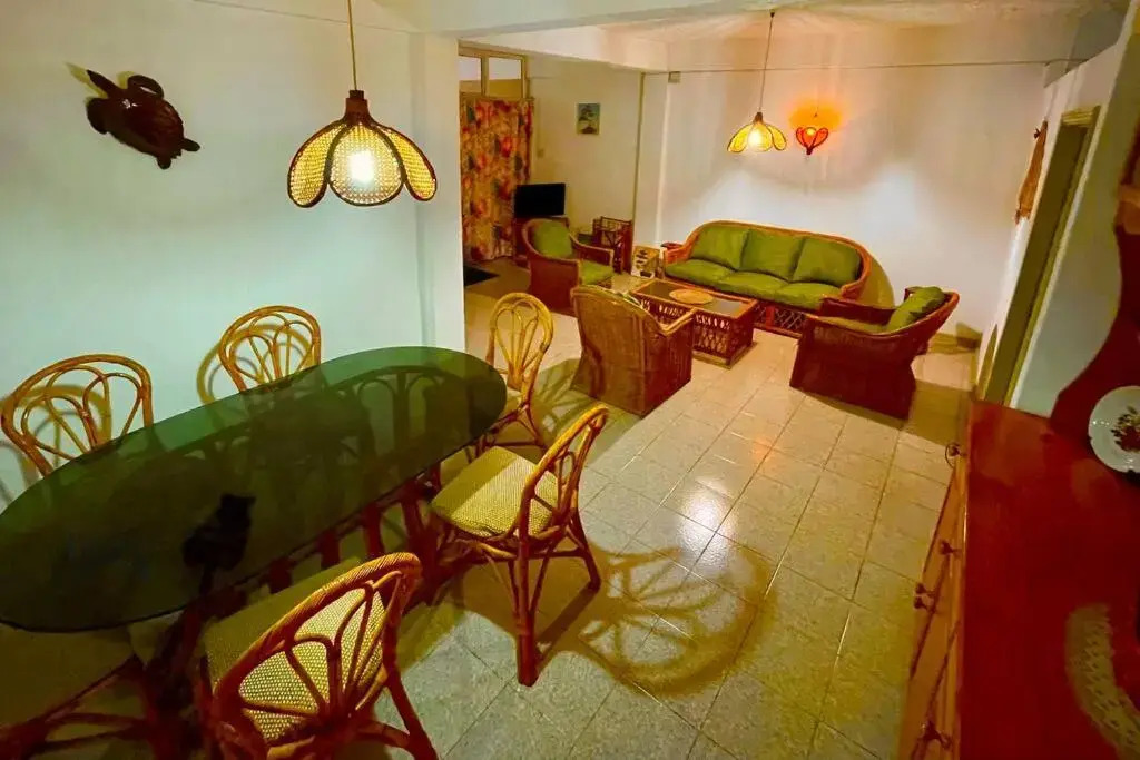 Lovely 2-bedroom condo close to the beach…