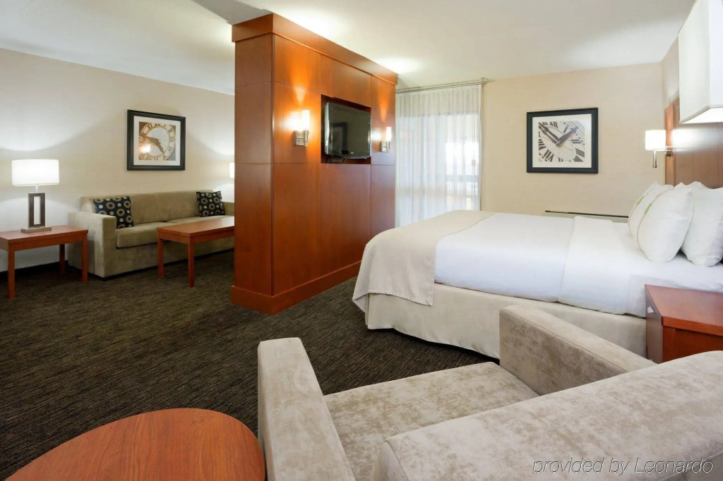 Holiday Inn Oakville Centre by IHG
