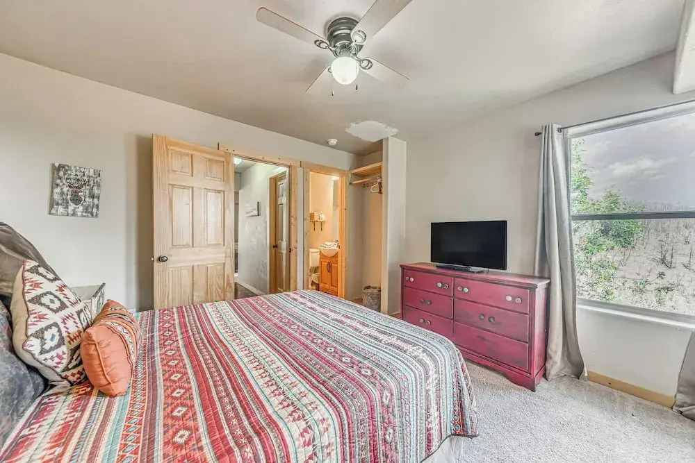 Ruidoso Cabin w/ Hot Tub, 2 Mi to Grindstone Lake!