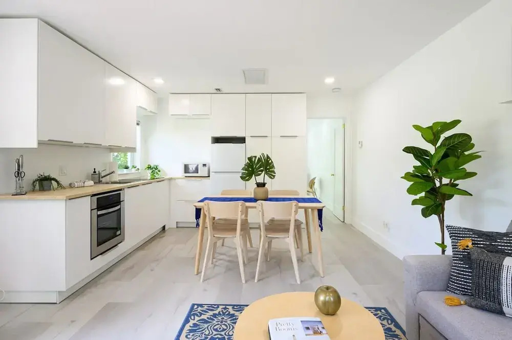 Bright Comfortable Apt in Victoria Park