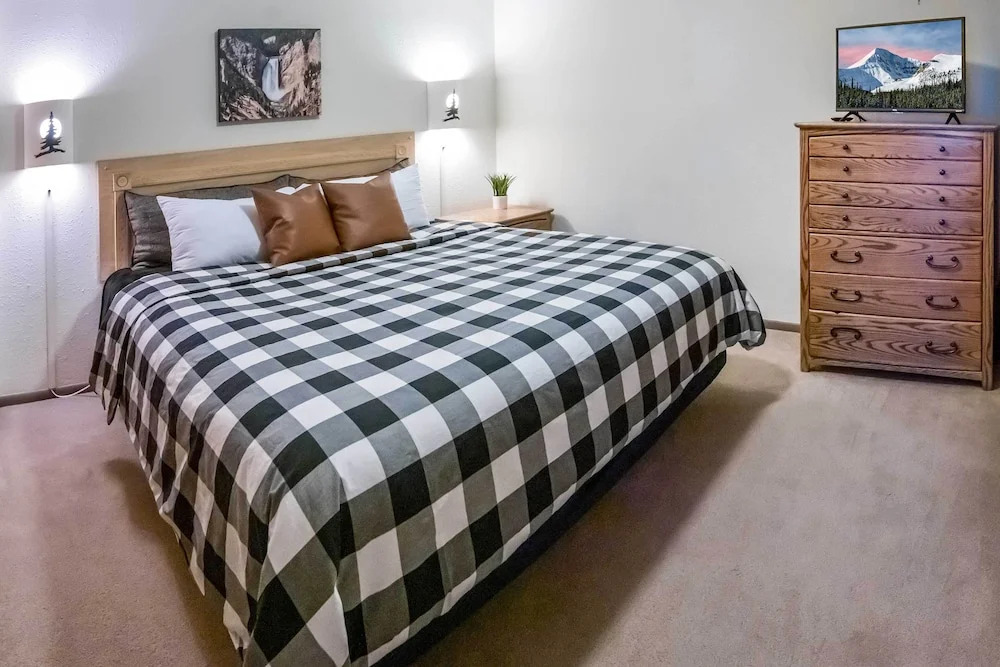 Steps to Ski Lifts - Condo w/ Walk-out Patio!