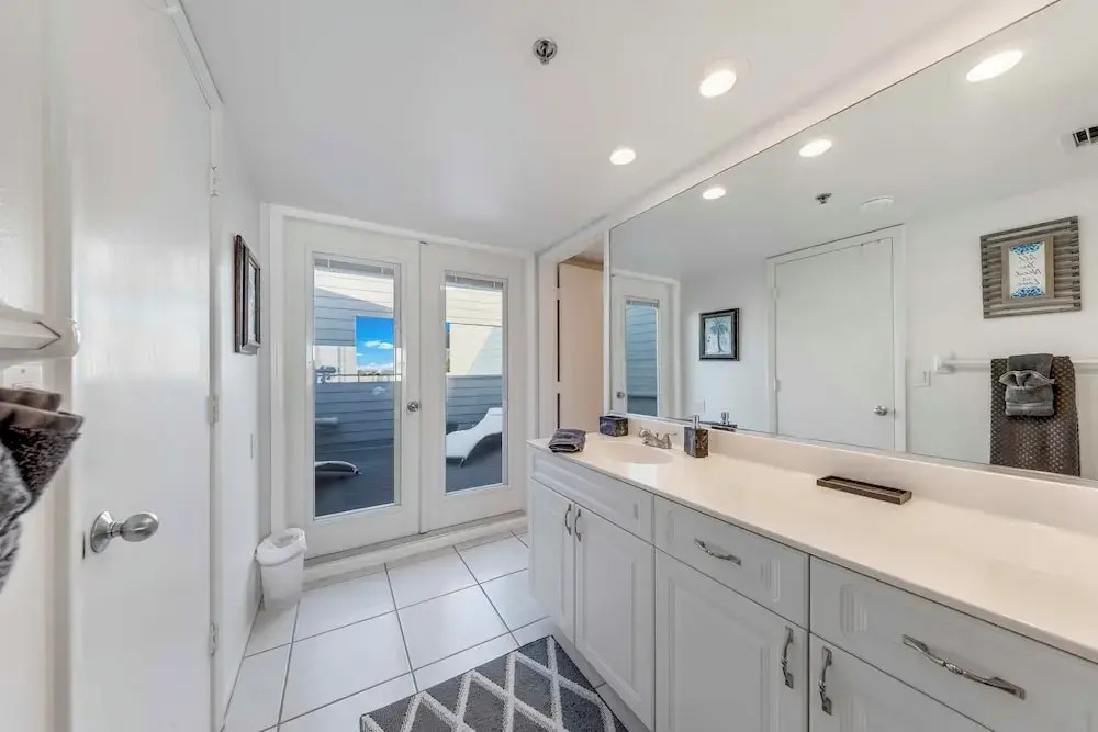 Beachfront Condo w/ Balcony on Manasota Key