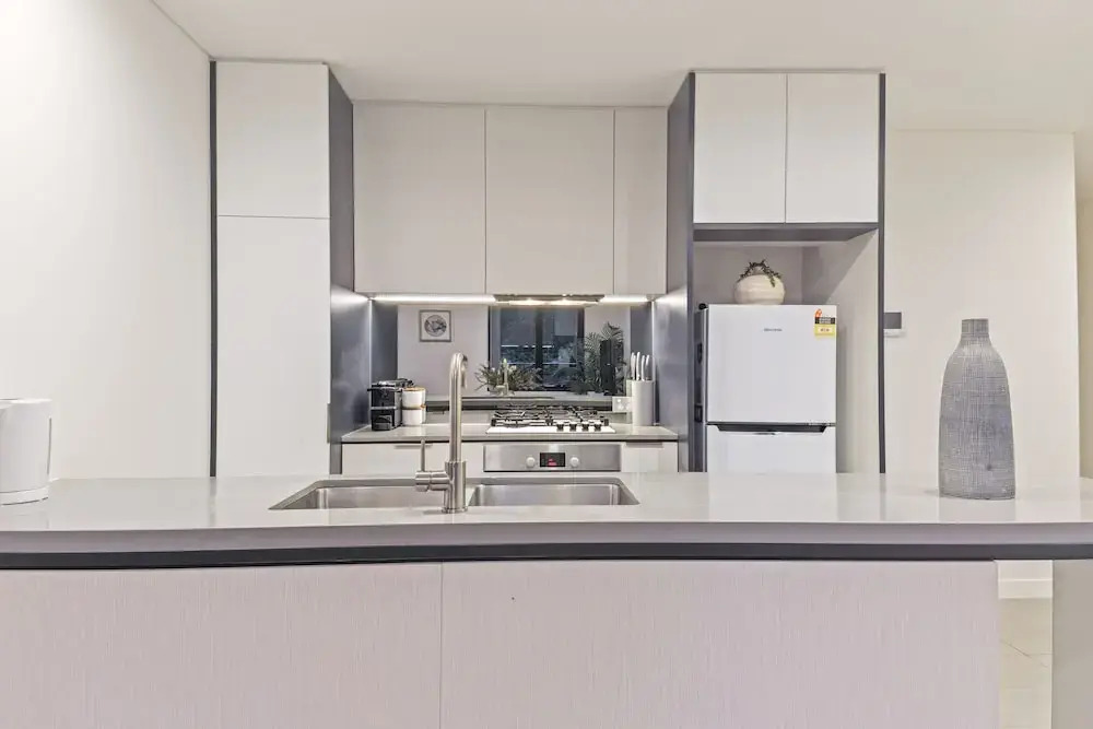 HomeHotel-Stylish Apt next to Train & Westfield