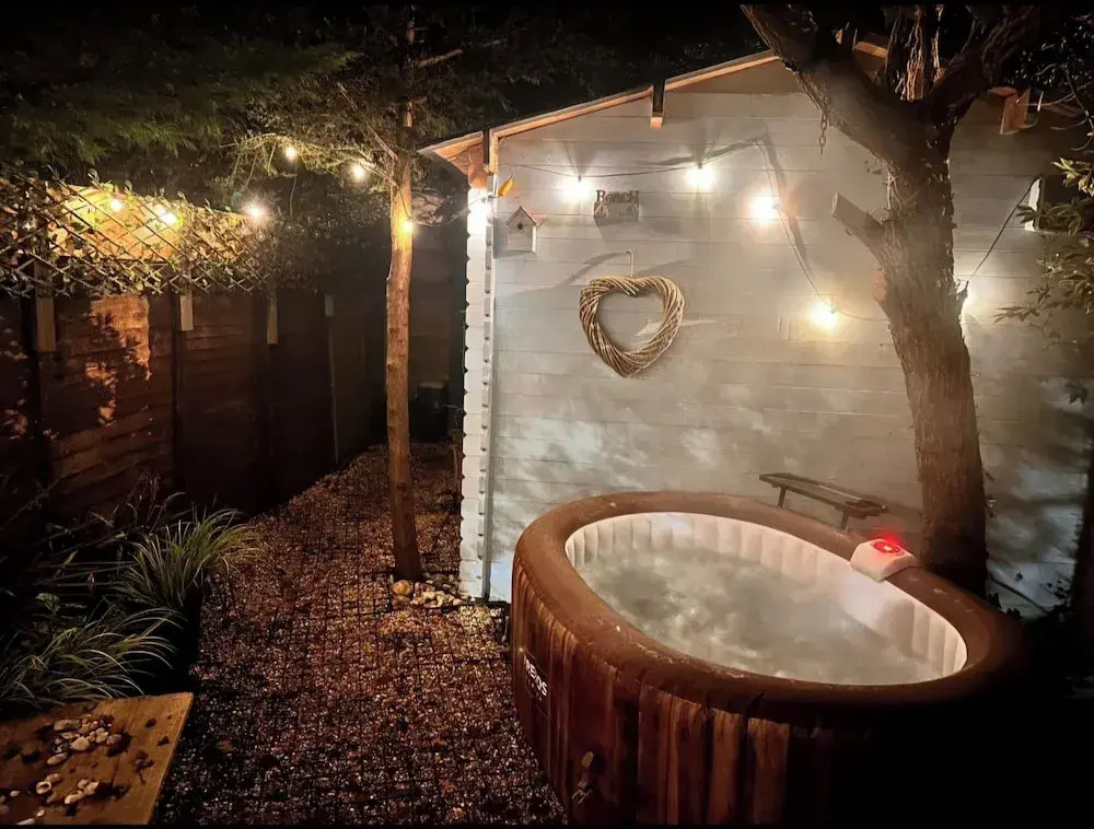Coastal Cosy Cabin With hot tub