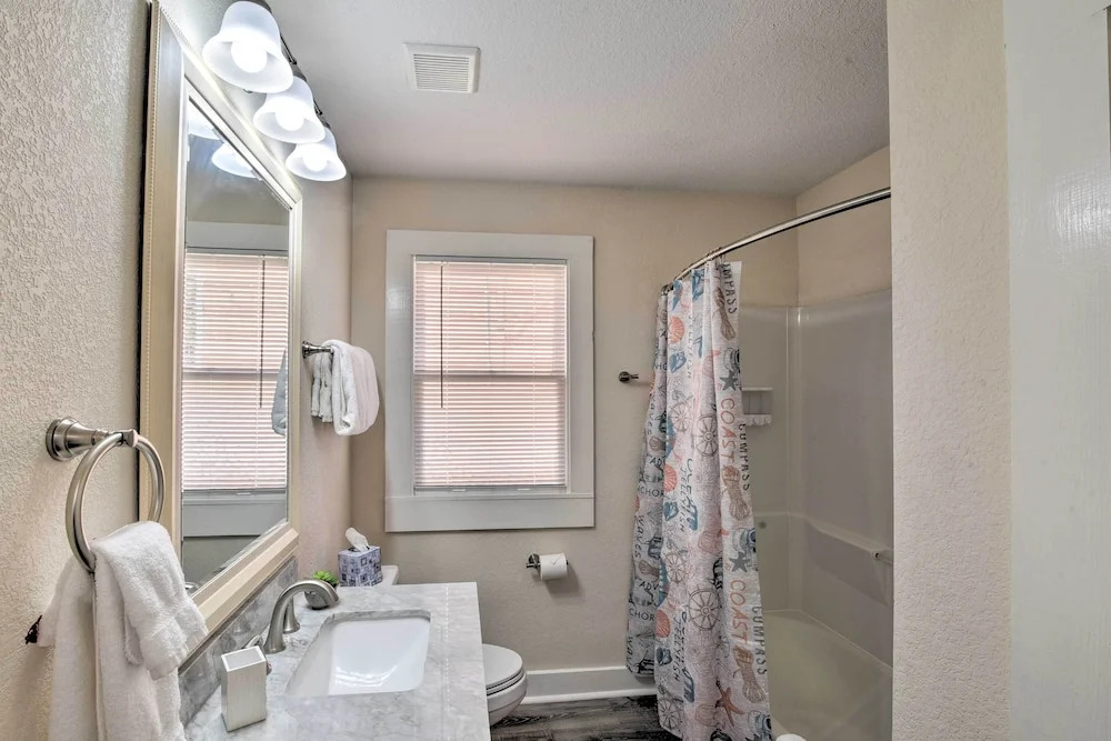Bright Galveston Bungalow: 1/2 Mi to Pleasure Pier