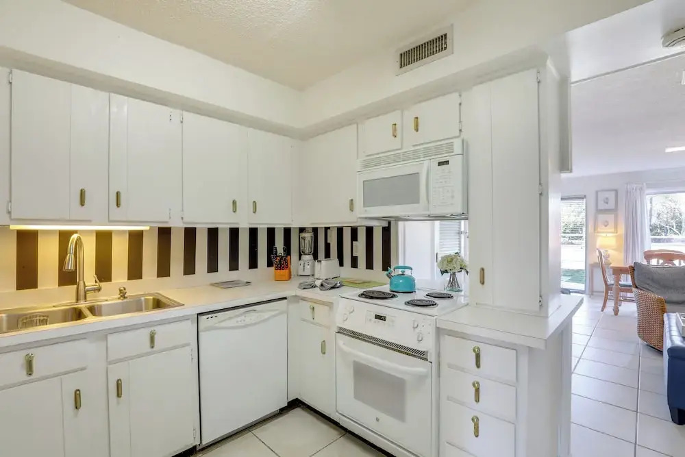 650 Feet to the Beach! Arcadian Shores Townhome