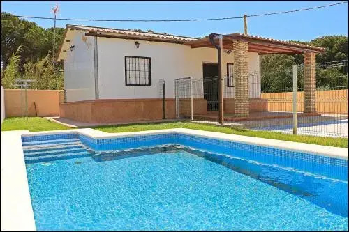 Bungalow en Conil con piscina