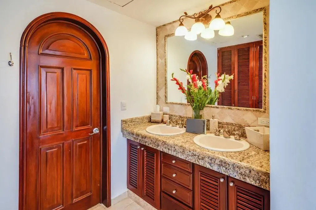 Lagoon & Beach Steps Away 5-bdrm Villa Elegancia