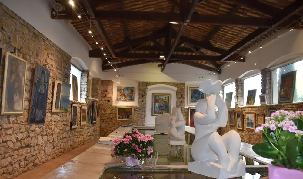Rural Villa With Shared Pool and Tennis Court