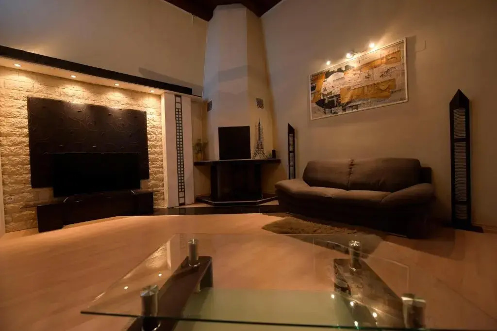 H & V Residence - Split Level Apartment