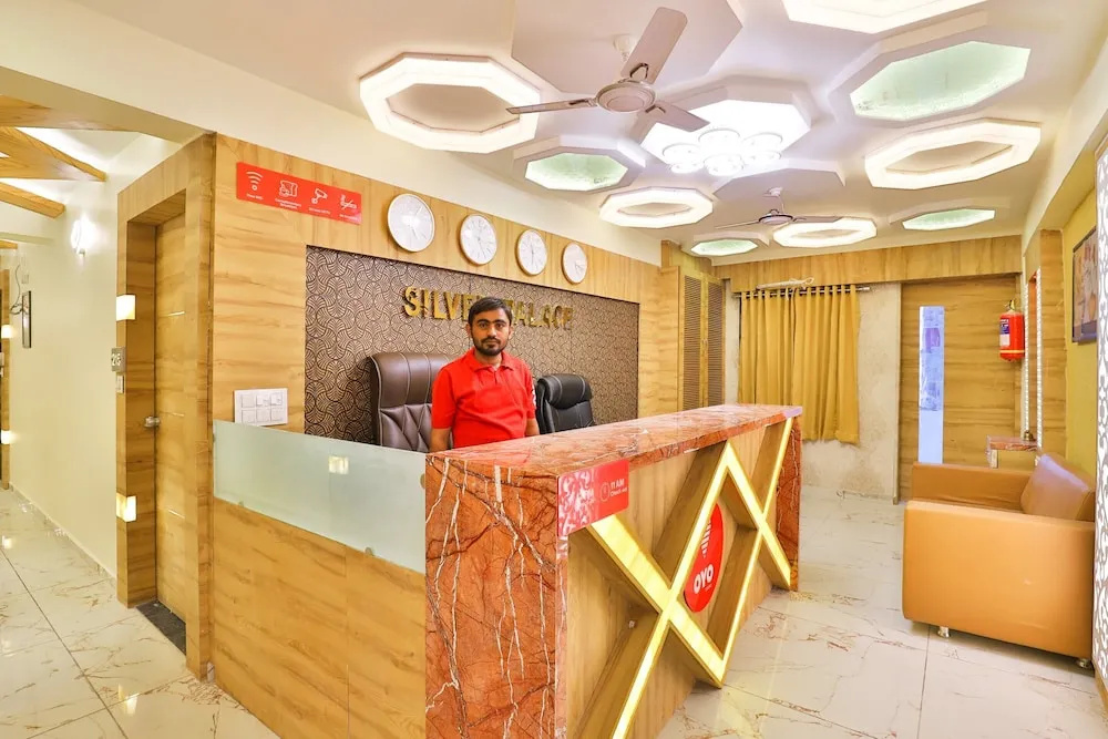 OYO 19501 Hotel Silver Palace