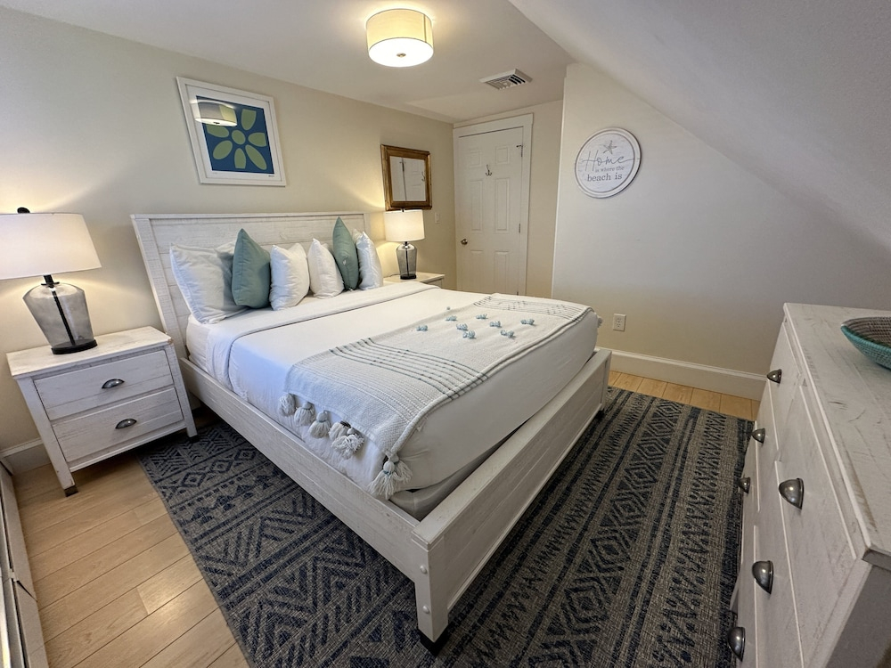 Unique 2 Bed 1 Bath Apartment Off Broadway #3 2 Bedroom Apts