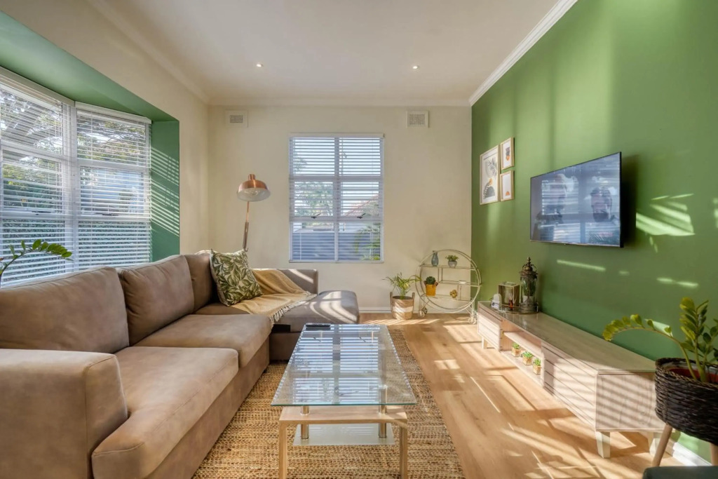 Hampton Collection - Stylish 3 Sleeper Apartment with Pool