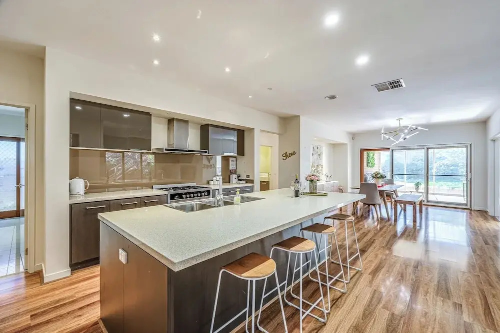 Stylish Luxe House For Big Group Near Shopping Center