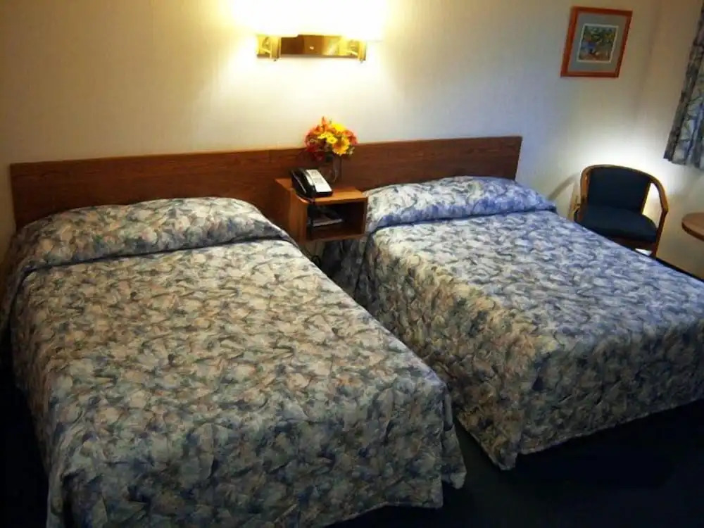 Tall Pines Motel