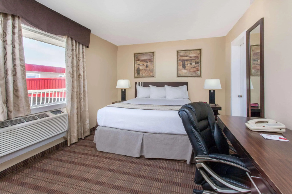 Econo Lodge Inn & Suites