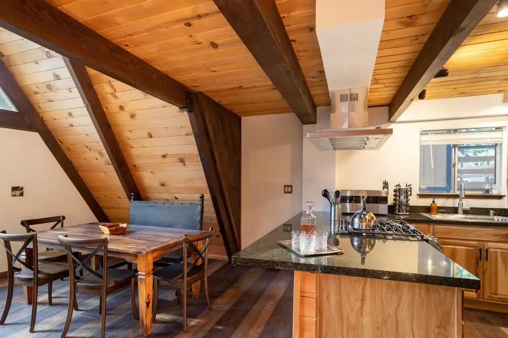 Bears Lair by Avantstay Wood-burning Fireplace + Firepit + Expansive Deck 3 Minutes to Bear Mountain + Big Bear Lake