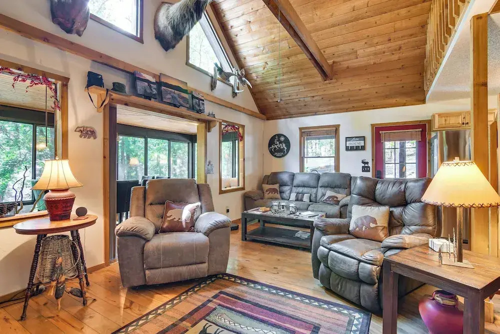3 Mi to Table Rock Lake: Cabin w/ Fire Pit!