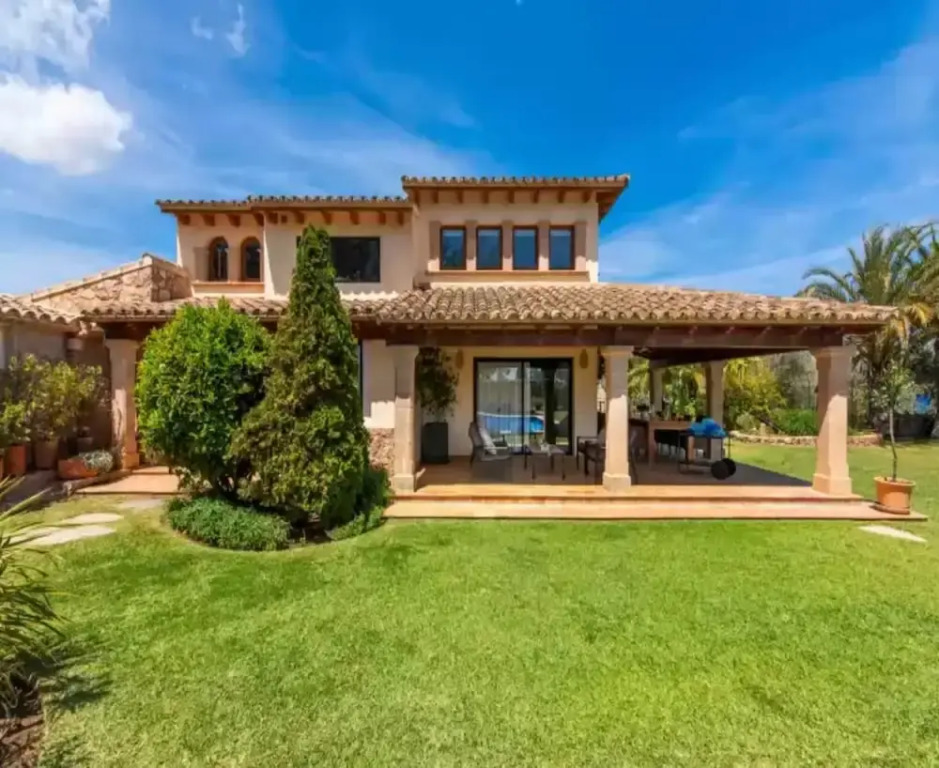 MOLINER PREMIUM VILLA by MAINVILLAS your home a 5-minute drive from LLenaire Beach