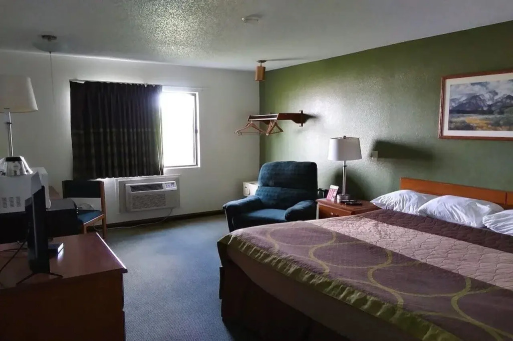 Super 8 by Wyndham Kingdom City