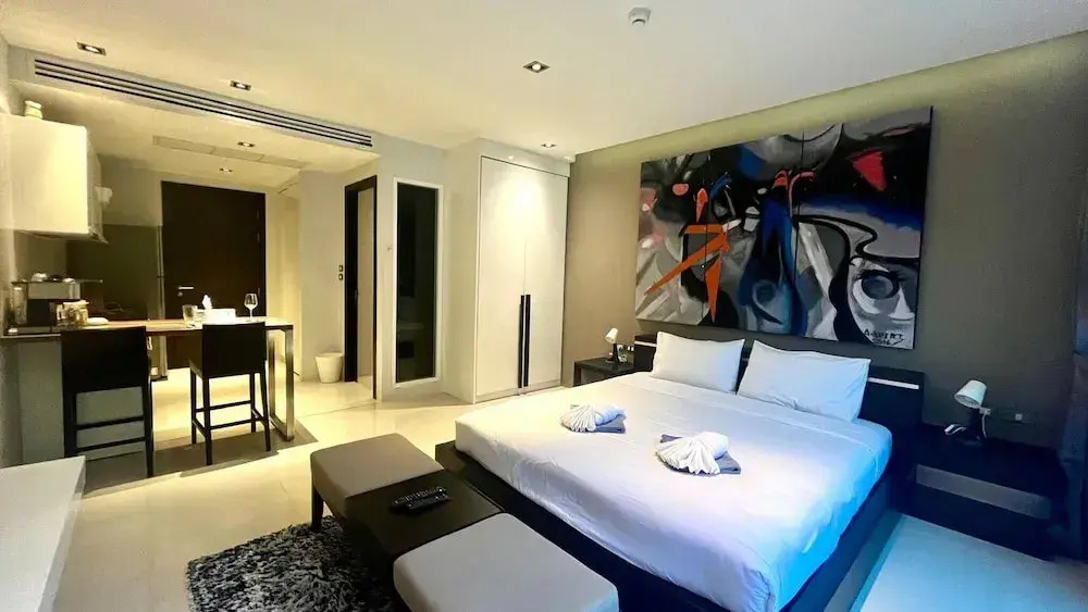 Emerald 521 - Studio With Balcony and Shared Pool
