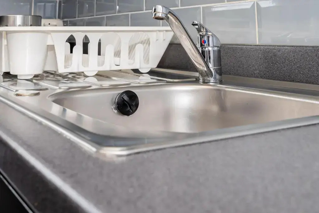 Shirley House 3, Guest House, Self Catering, Self Check in with Smart Locks, Use of Fully Equipped Kitchen, close to City Centre, Ideal for Longer Stays, Walking Distance to BAT, 20 min Drive to Fawley Refinery, Excellent Transport Links