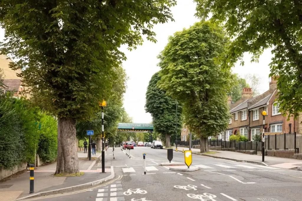 The Brockwell Park Escape - Bright 2BDR Flat with Parking